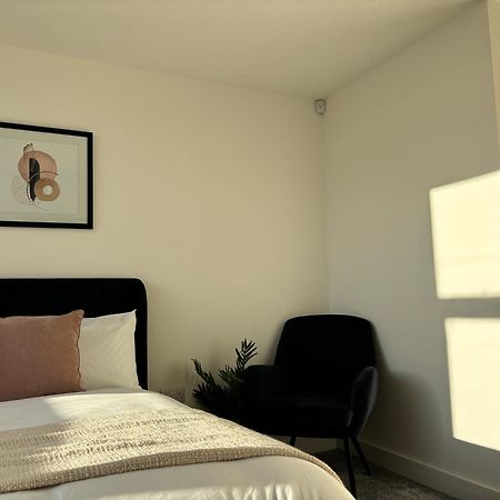 Manchester Apt, Free Parking, Business, Couples & Families Ngoại thất bức ảnh