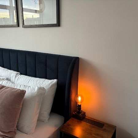 Manchester Apt, Free Parking, Business, Couples & Families Ngoại thất bức ảnh