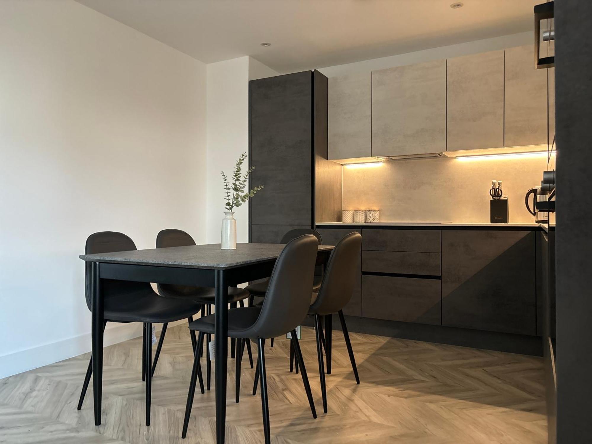 Manchester Apt, Free Parking, Business, Couples & Families Ngoại thất bức ảnh