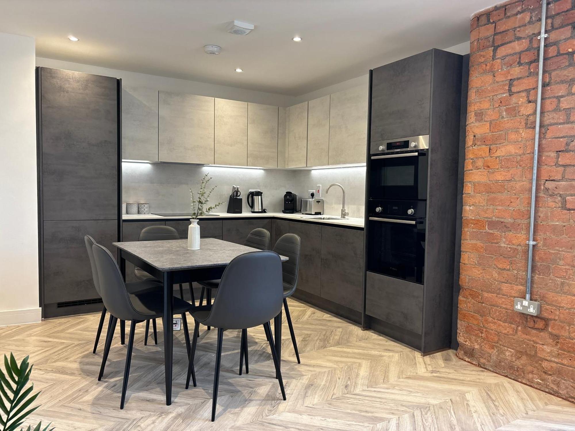 Manchester Apt, Free Parking, Business, Couples & Families Ngoại thất bức ảnh